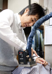 社長アイロンがけ写真