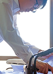 社員アイロンがけ写真